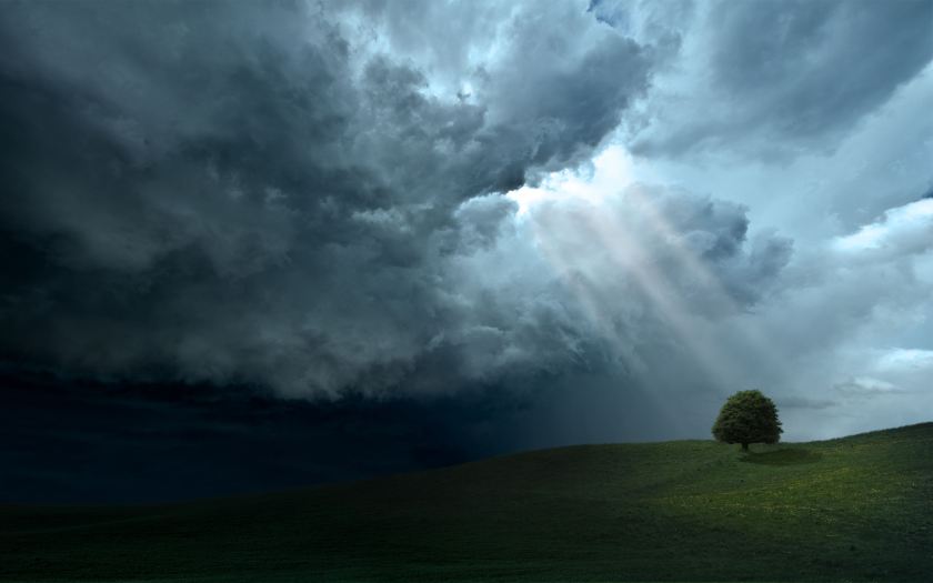 Light_Rays_Trough_Dark_Clouds